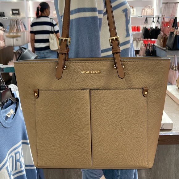 MICHAEL KORS JET SET TRAVEL MEDIUM DOUBLE POCKET TOTE NON-LEATHER VEGAN 
CAMEL - Picture 13 of 16